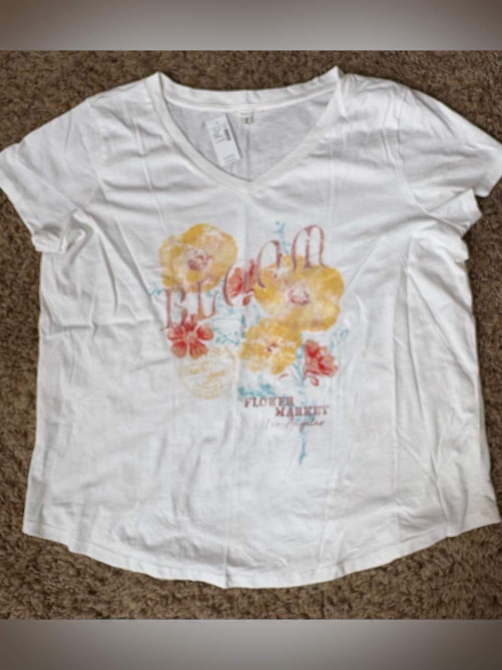 NWT Maurices classic fit Floral Graphic V-Neck Tee - White XL